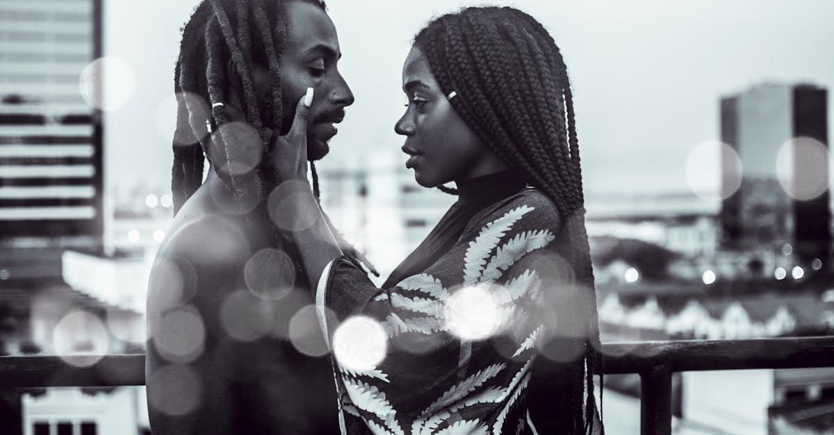 découvrez des conseils pratiques pour surmonter la jalousie dans les relations et bâtir une confiance solide avec votre partenaire.