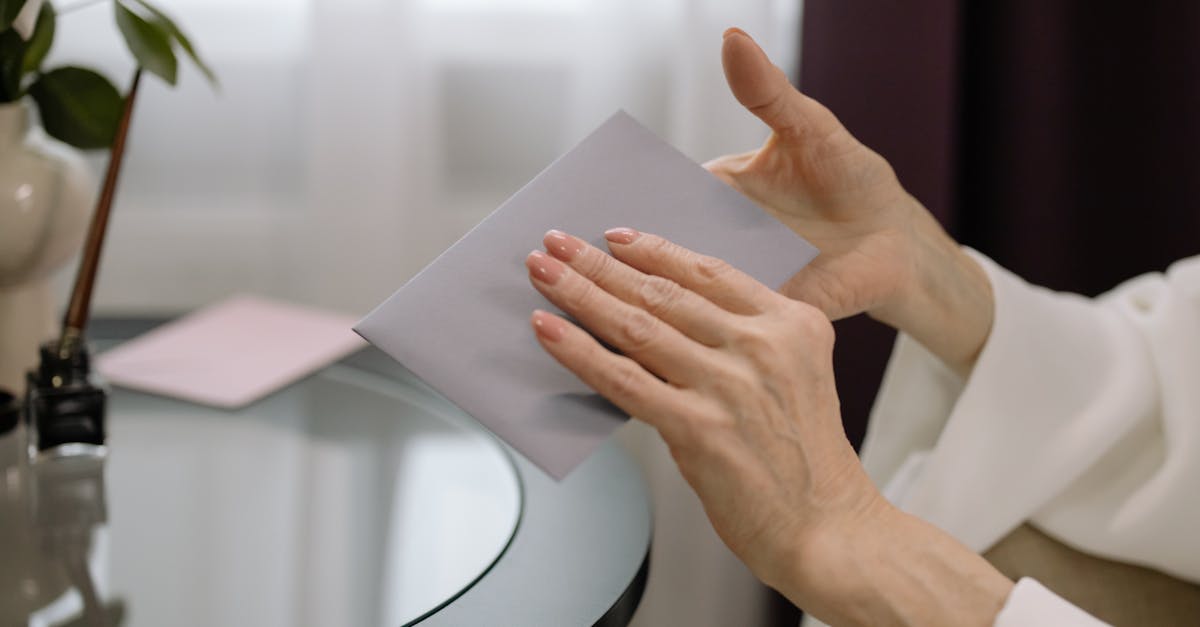 découvrez l'art de la communication secrète : techniques, outils et méthodes pour échanger des messages en toute confidentialité.