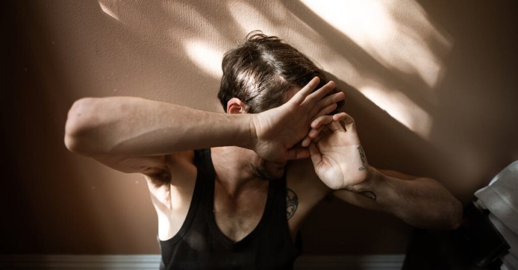 Mon ex joue la victime : comment comprendre et réagir face à ce comportement ? découvrez l'interprétation intense et réaliste d'une victime jouant un rôle crucial dans une scène dramatique.