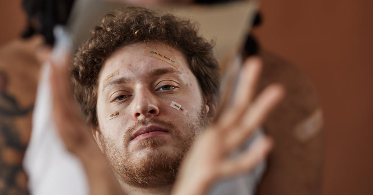 découvrez le mirroring, une technique efficace de communication et de synchronisation qui améliore les interactions en reflétant le langage corporel et les comportements pour renforcer les liens.