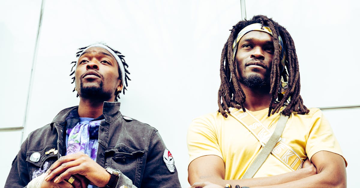 découvrez des conseils et astuces efficaces pour attirer l'attention des hommes et créer des connexions authentiques.