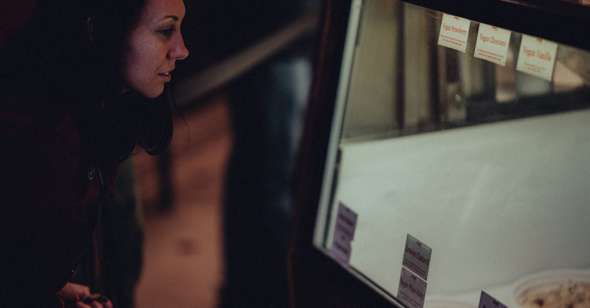 découvrez les défis et émotions d'un homme indécis face aux choix de la vie quotidienne.