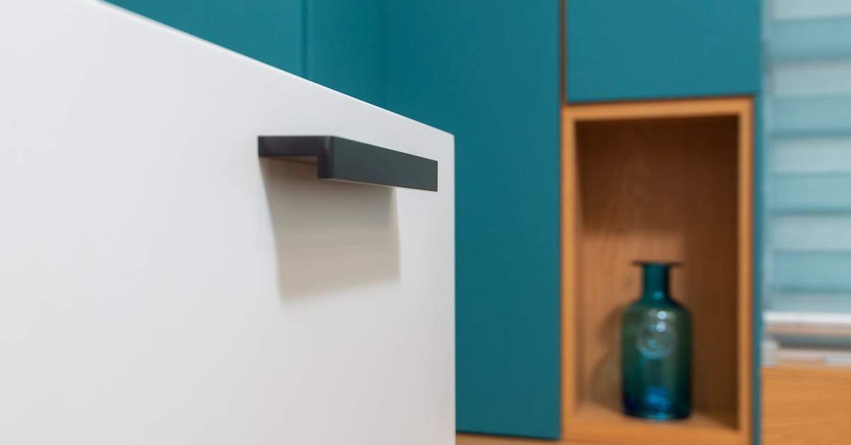 découvrez les diverses facettes de la jalousie, ses causes, ses effets sur les relations, et comment la gérer au quotidien pour préserver votre bien-être émotionnel.