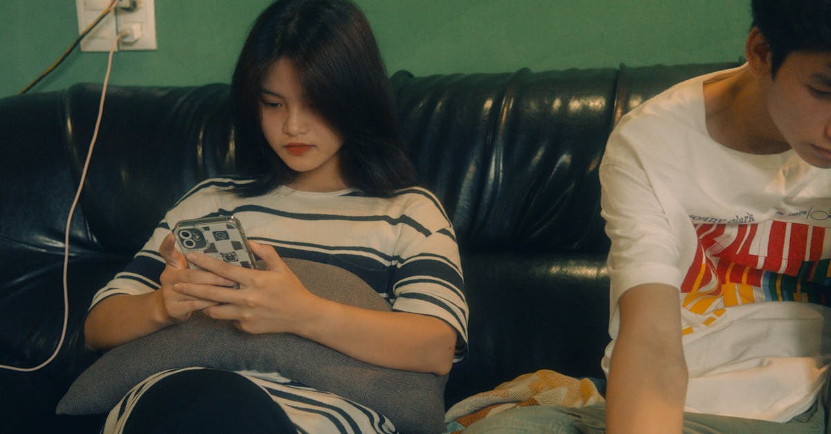 découvrez comment gérer la dépendance au téléphone de votre partenaire et améliorer la communication dans votre relation.