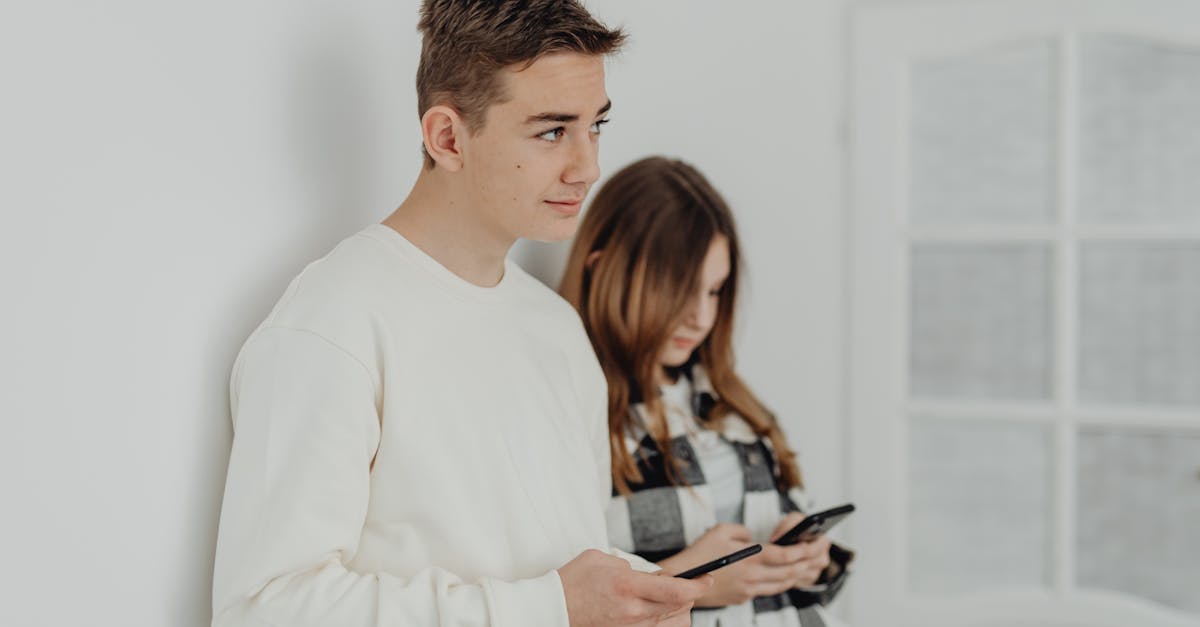 découvrez comment gérer la dépendance au téléphone de votre partenaire et améliorer votre relation grâce à des conseils pratiques et des stratégies efficaces.