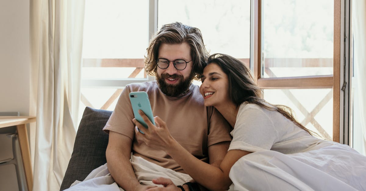 découvrez comment gérer la dépendance au téléphone de votre partenaire et renforcer votre relation grâce à des conseils pratiques et bienveillants.