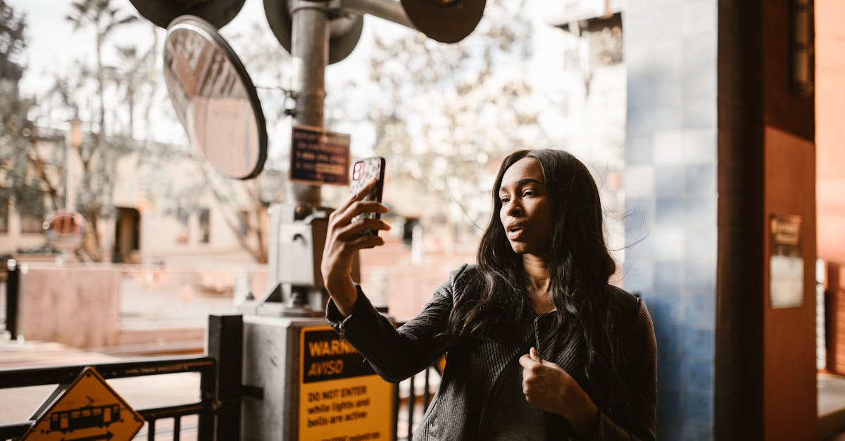 découvrez tout ce qu'il faut savoir sur le sexting : pratiques, conseils de sécurité et enjeux liés à la communication intime en ligne.