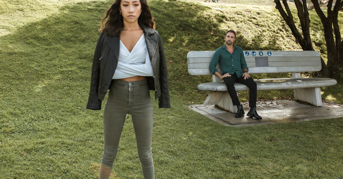 couple malheureux signant des documents, illustrant une situation de désaccord ou de résolution de conflit.