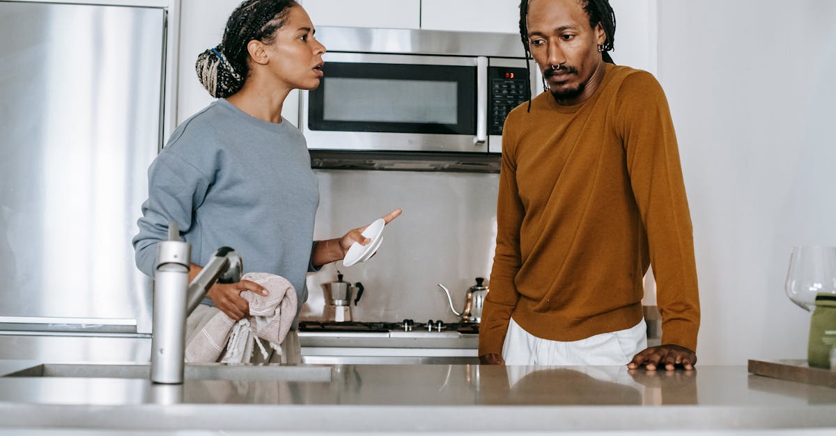 un couple malheureux signe des documents, illustrant des tensions ou des désaccords dans une relation.