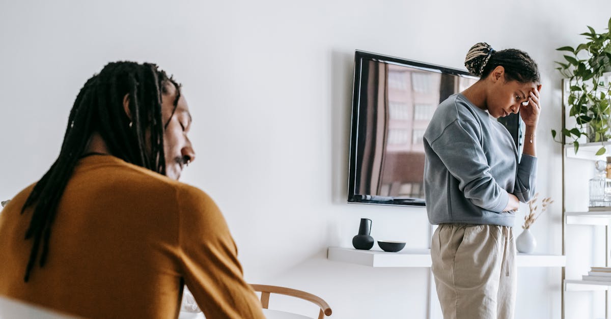 un couple malheureux signe des documents importants, illustrant des décisions difficiles ou des conflits relationnels.