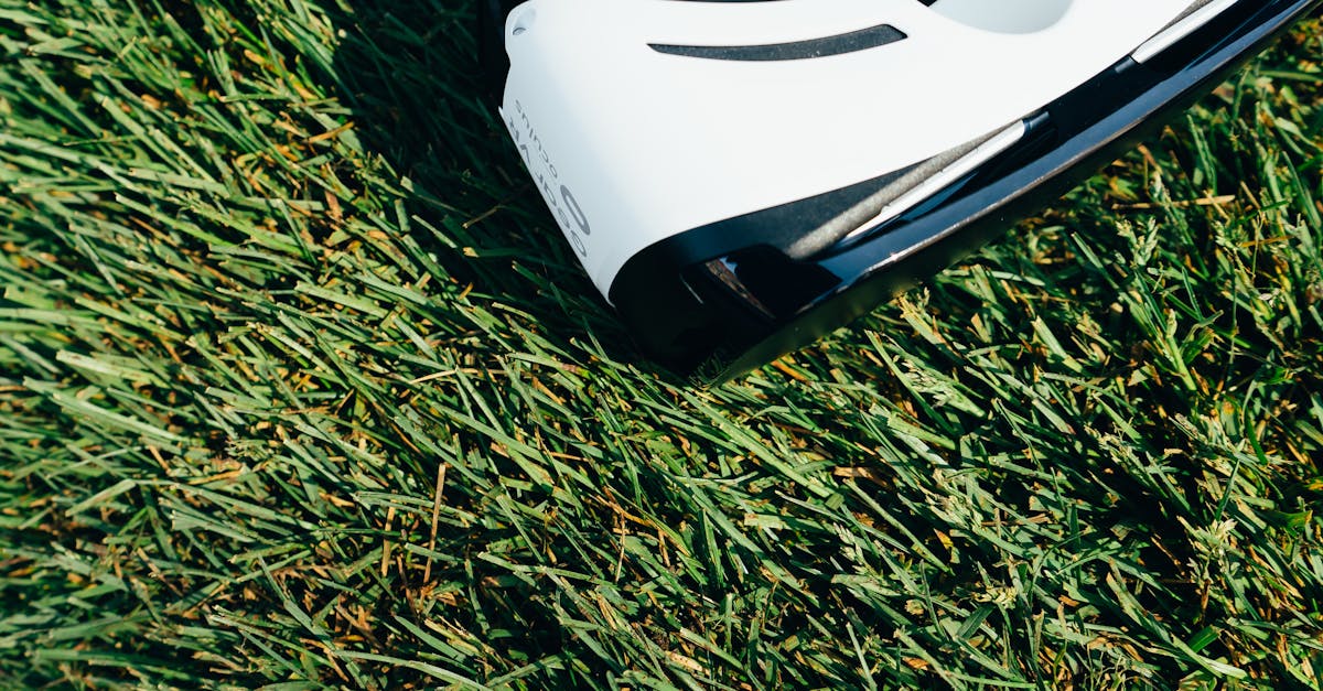 découvrez les enjeux de l'infidélité virtuelle : définitions, conséquences et conseils pour gérer les relations à distance dans l'ère numérique.