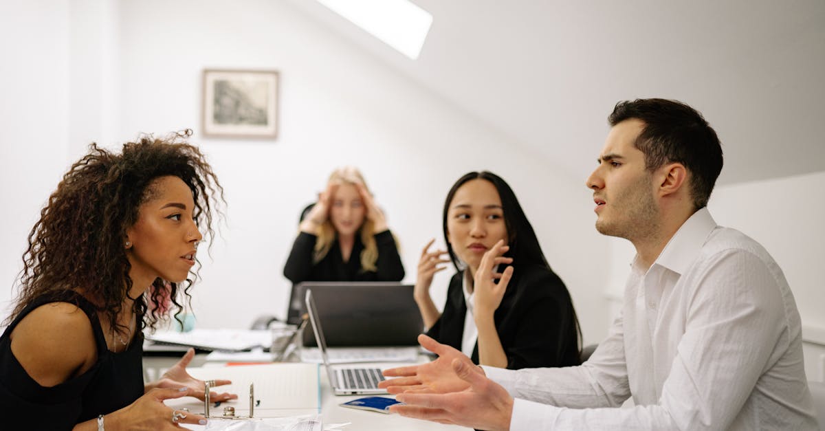 découvrez les dynamiques complexes et passionnelles des romances au travail, entre amour, défis professionnels et secrets.