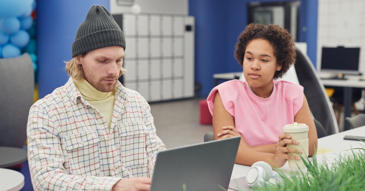 découvrez les défis et les émotions d'une romance au travail, entre passion et professionnalisme.